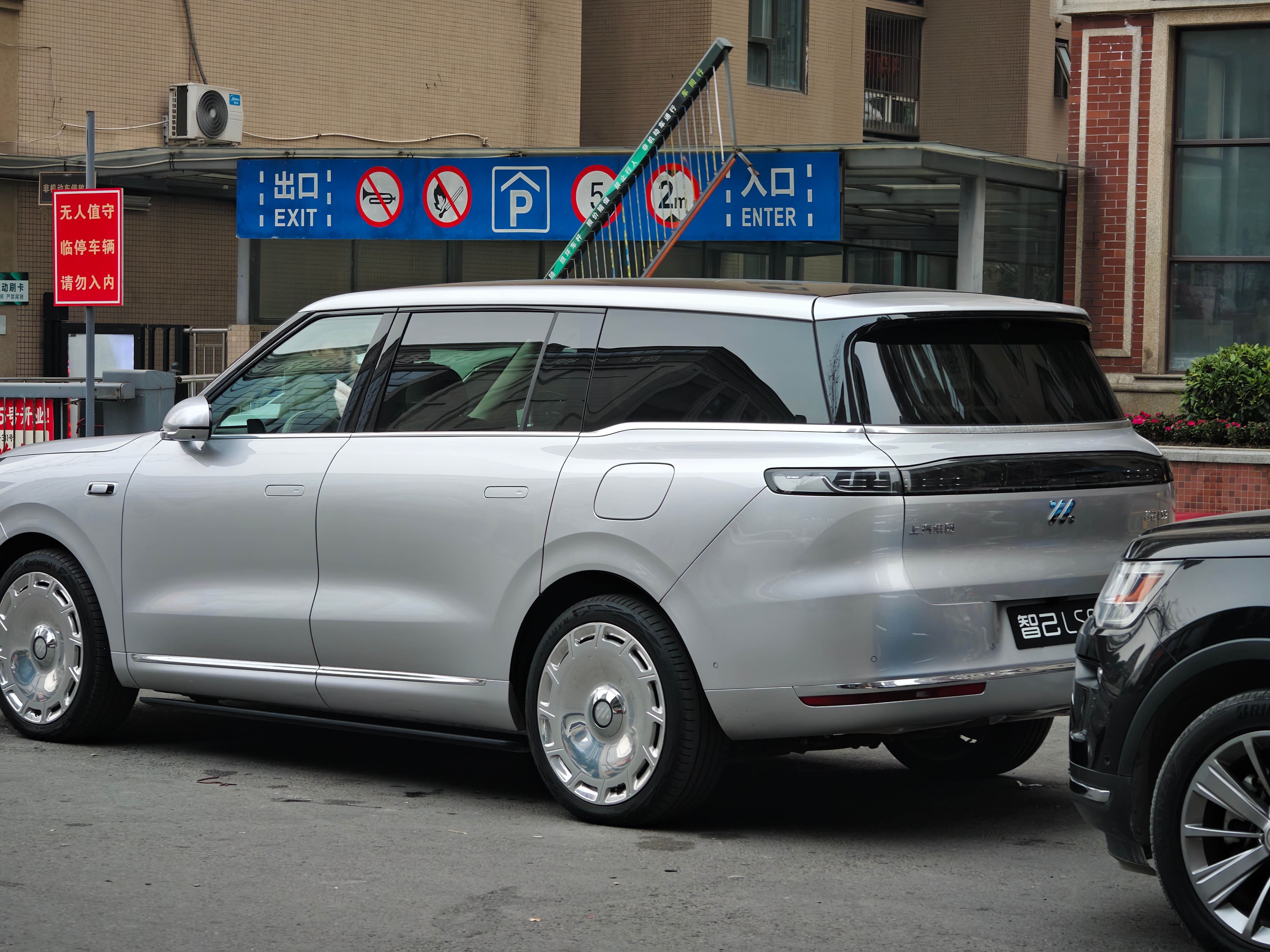 智己LS9挺好看的，这侧颜和车尾不是绝了吗