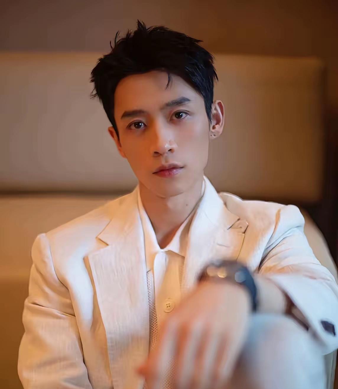 魏晨是永远都不会离婚的，
原因很简单，
不是他的老婆多有钱，
而是因为魏晨他的爱