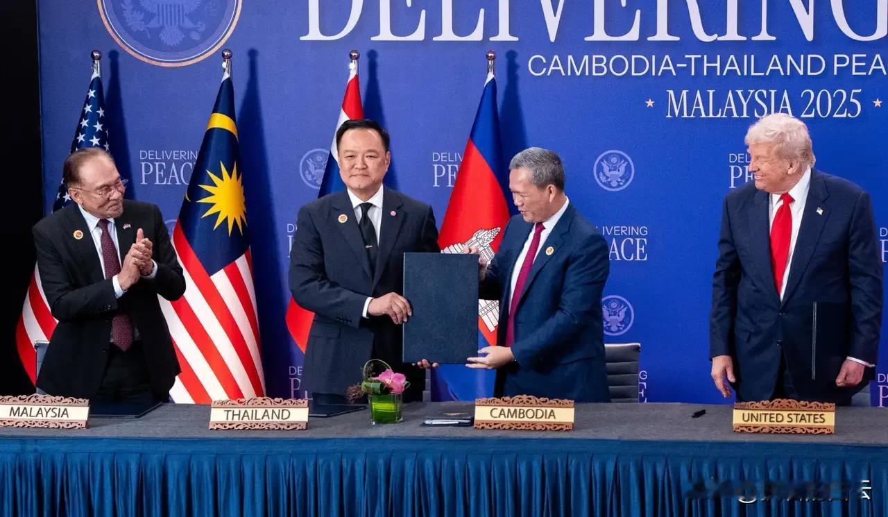 这是一场发生在东南亚的“怪象”：一边是美国总统特朗普高调宣布“停火”，另一边却是