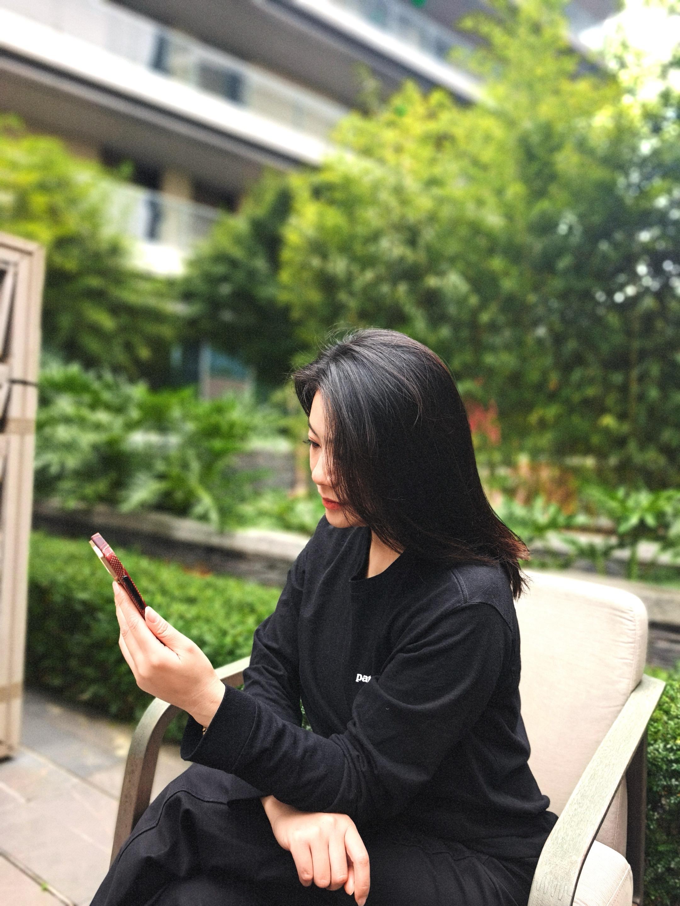 有人因为你是你而爱你 或更确切地说， 尽管你是你 有人仍然爱你。
