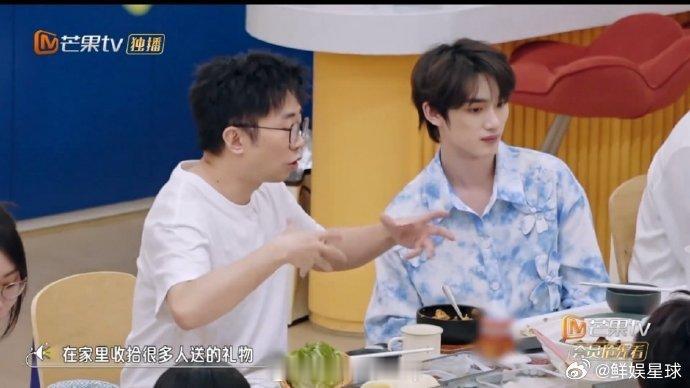  杨迪觉得自己很能吃药我们的宿舍何老师的被噎故事刚开场，杨迪就火速接梗：我吞六颗