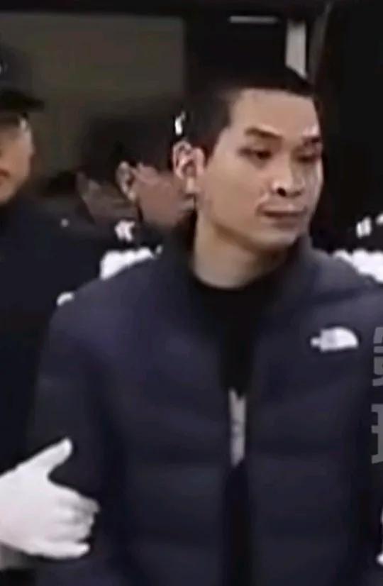 崔路路就这死出一副无所谓的样子，从面相上看这种人最狠毒，还会伪装。他杀完发小一家