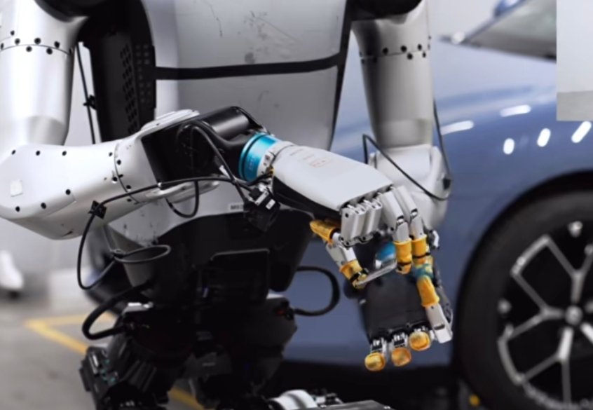 小米机器人进厂“实习”!无论是拧螺丝这样的工作还是撕掉车标上面薄膜的精细活，都没