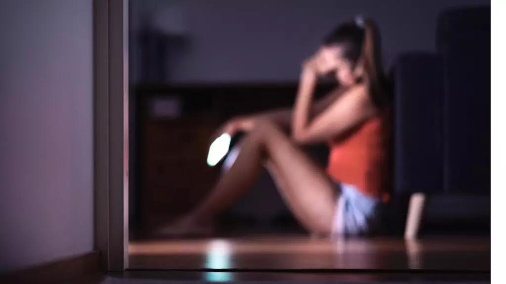 法国未成年人卖淫案件四年激增43%，去年704名未成年人受害，94%是女孩。数据