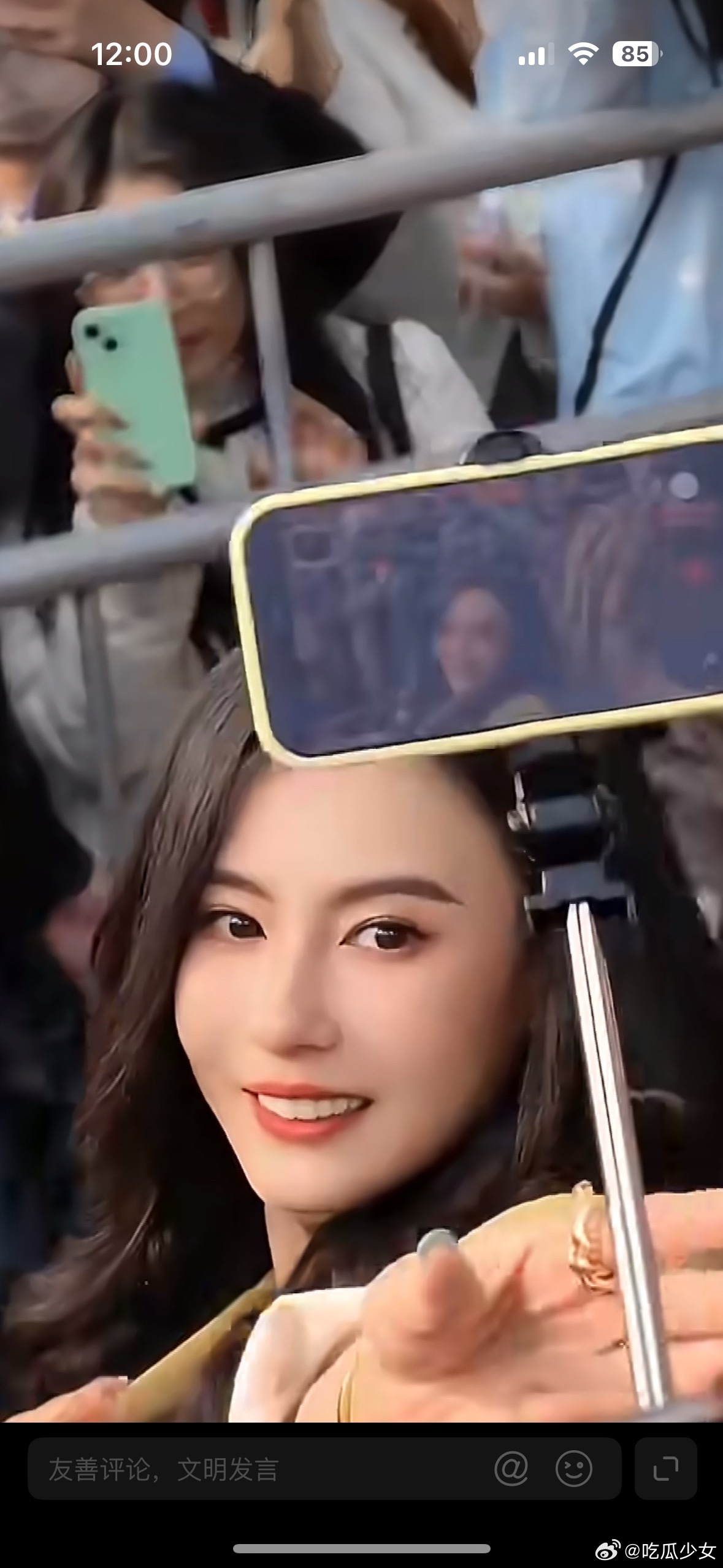 张柏芝一把夺过粉丝手机合拍刷到张柏芝那个视频真的被圈粉了！粉丝举着手机想合影，她