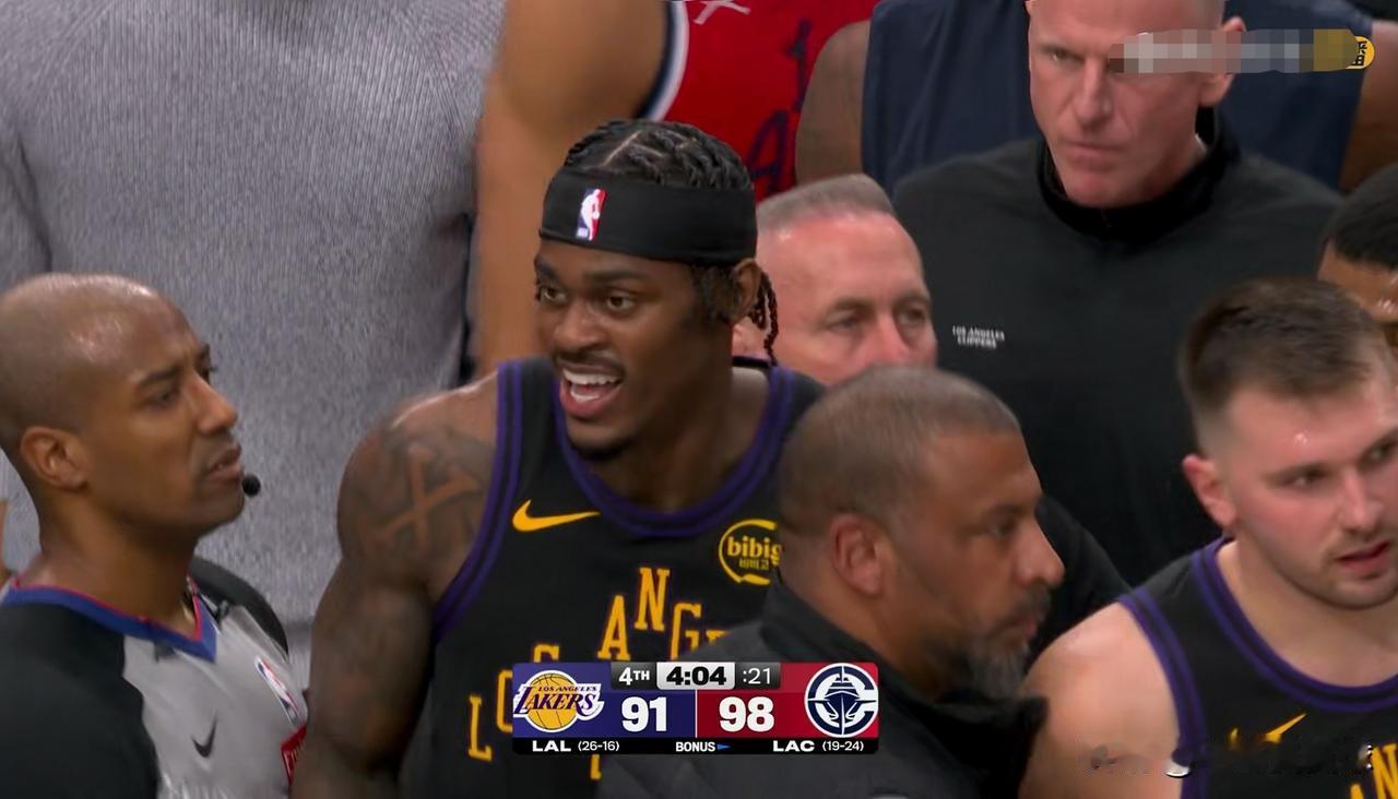 湖人悍将范德比尔特真是一个狠角色！在今天湖人客场挑战快船的比赛中，当时比赛进行到