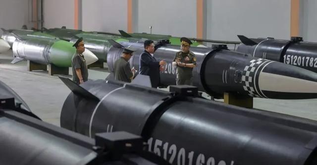 金正恩挺会玩啊，开始大规模爆兵，俄罗斯稳了。据美国《防务观察》报道，朝鲜正式启用