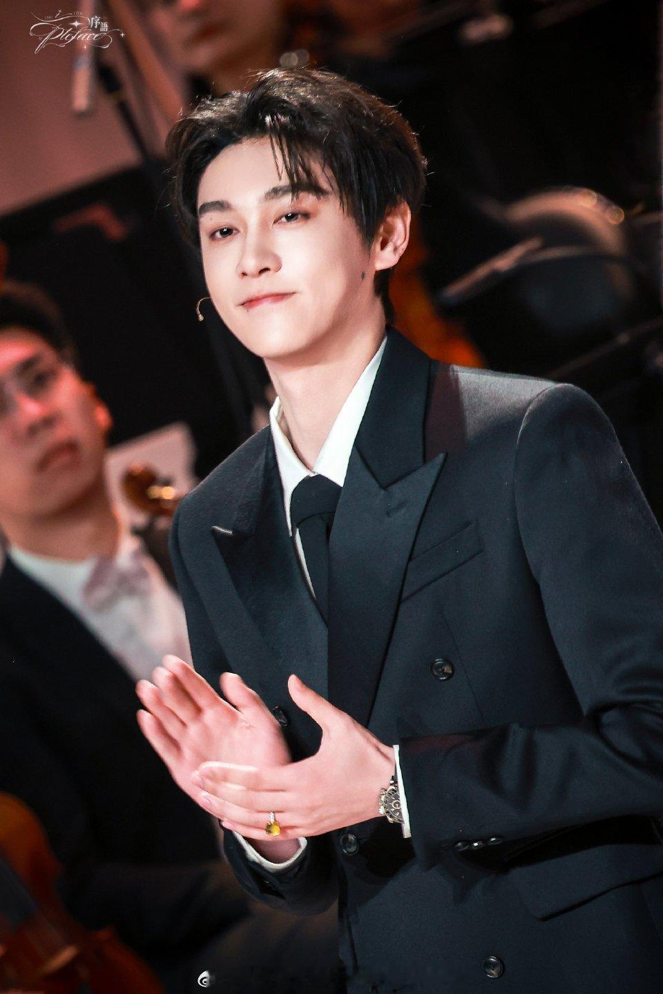 田栩宁戒指柠檬黄戒指💛帅到犯规！这是什么绝世双向奔赴的证明！我们是他永远的柠檬