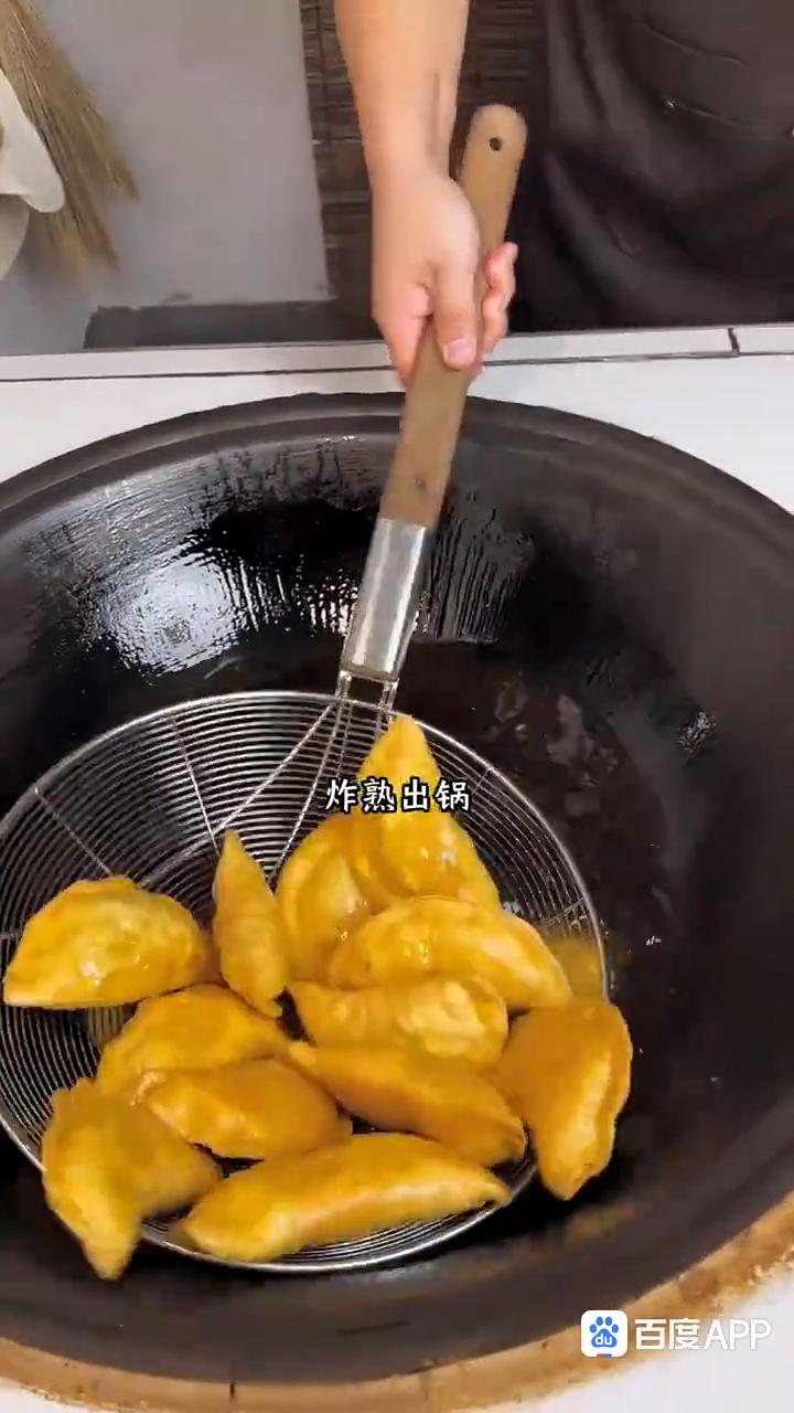 炸菜角。
妈，这又摘点韭菜，今晚上炸个菜角吃。好长时间没吃菜角了，给和炸个菜角吃