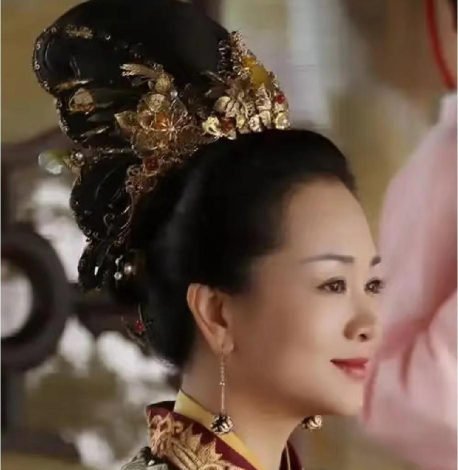 刚出月子就敢敲登闻鼓！
盛明兰这一跪，差点让皇帝的全盘计划崩盘！
所有人都以为她