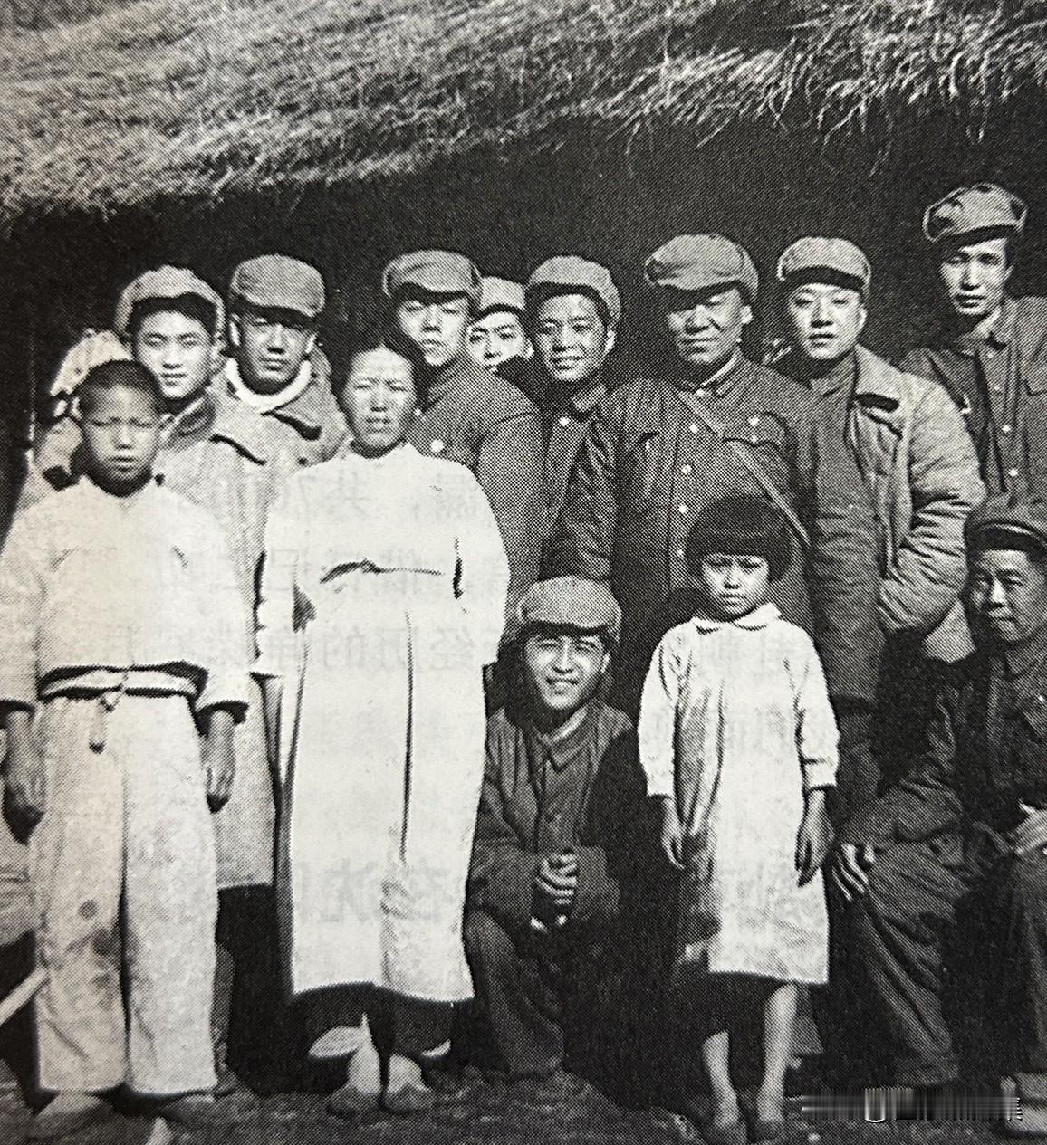 抗美援朝时期，慰问团团员与朝鲜人民合影，后排左二为程树棠，右二为常宝堃。慰问团一