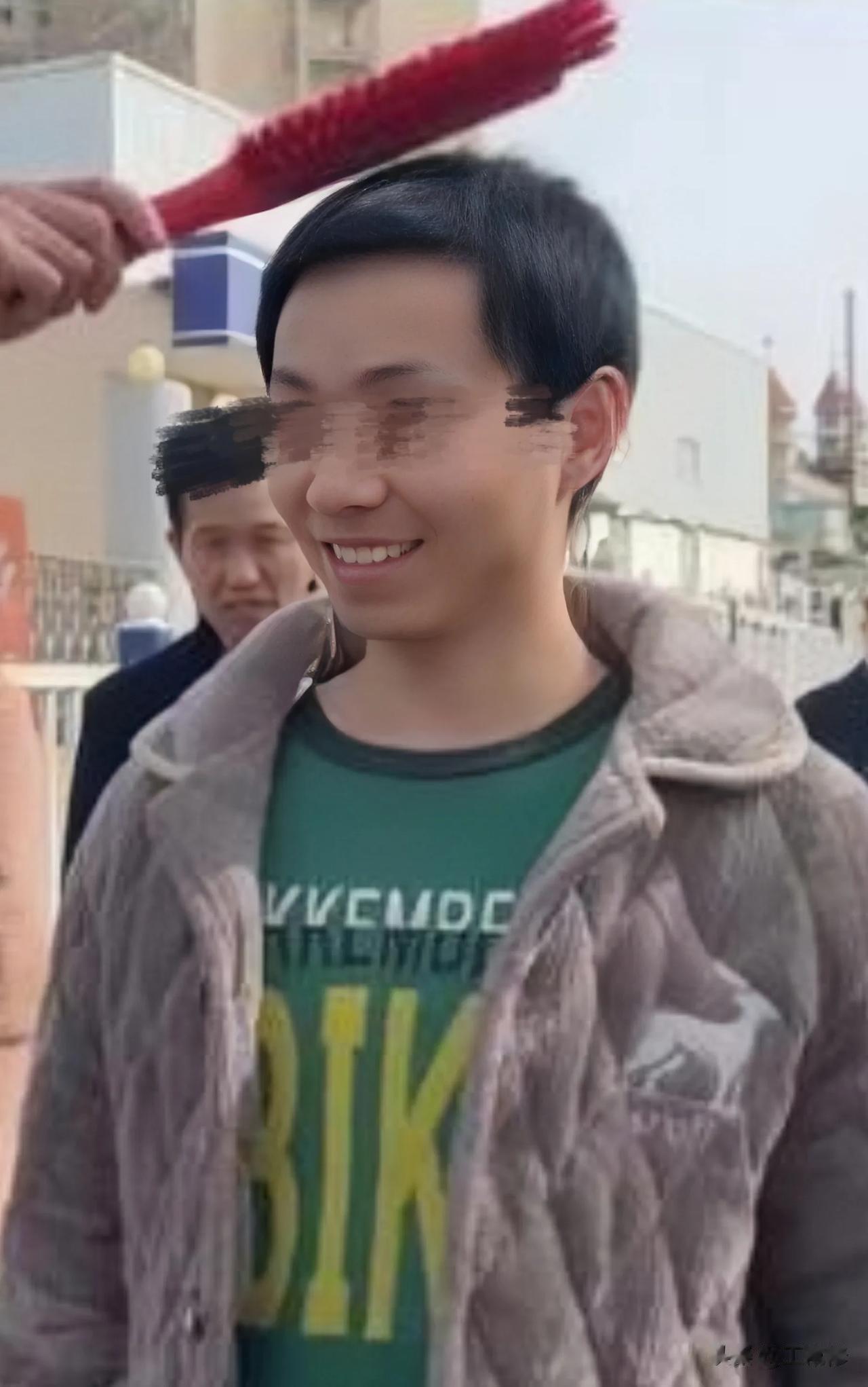 3个月前，为保护母亲单挑四人的陈文超出狱，现在的他依然不满判决，反手来了一个上诉