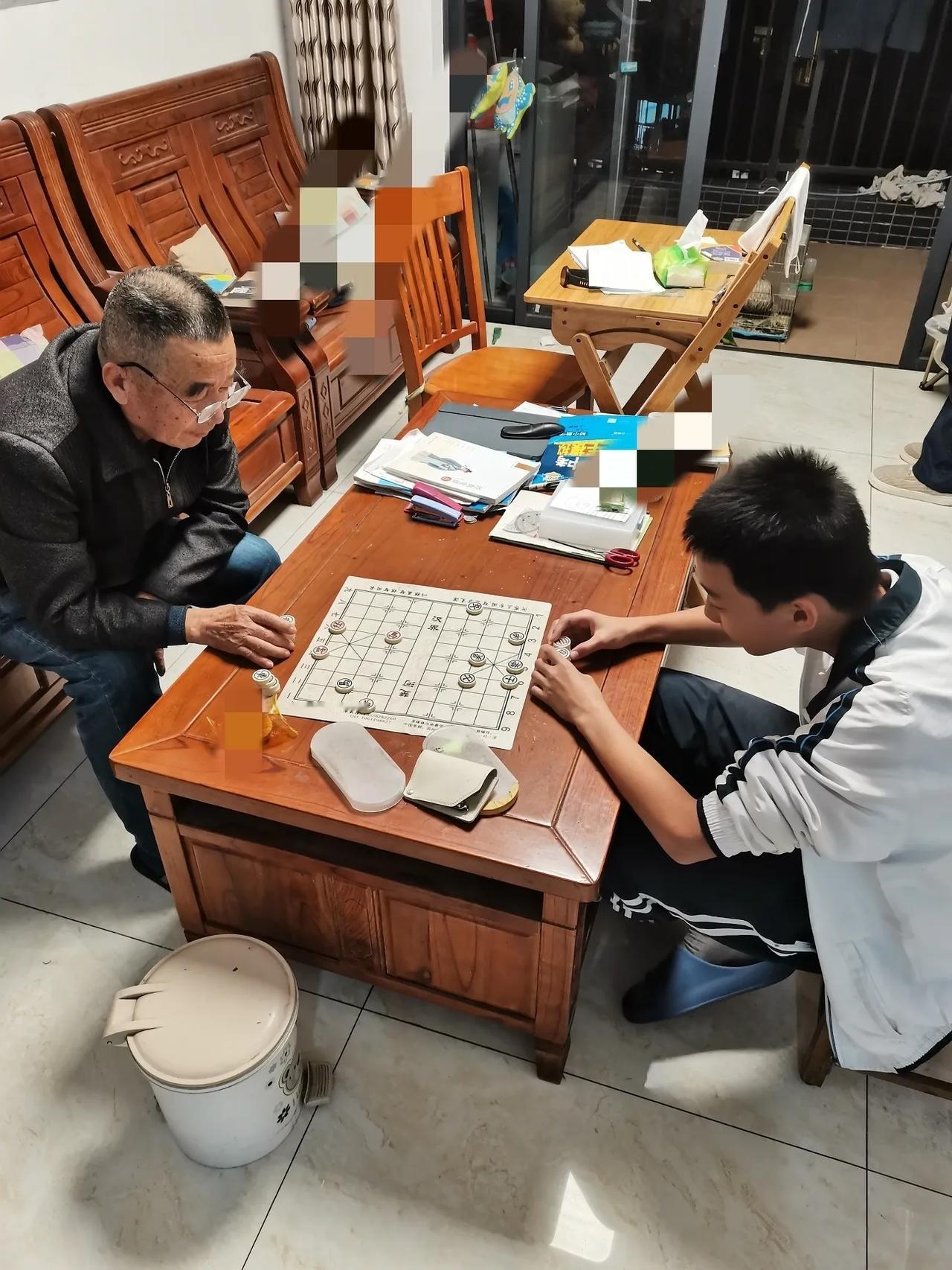 14岁的孩子，看到爷爷后又忍不住哭了，像个没长大的孩子一样。
儿子是老父亲一把屎
