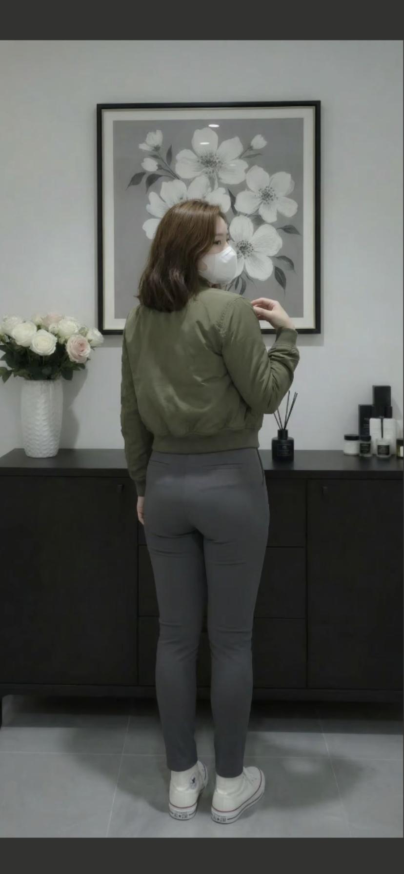 简约穿搭，清新自然，白色口罩搭配绿色上衣和灰色裤子，时尚又舒适。