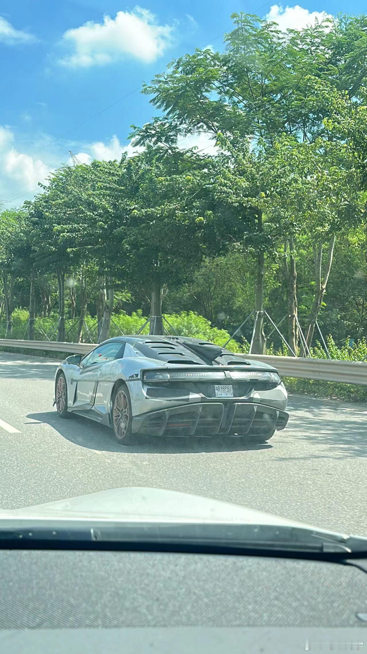路遇仰望 U9 测试车，尾翼升起和放下是两个完全不同的感觉。#新能源汽车##大v