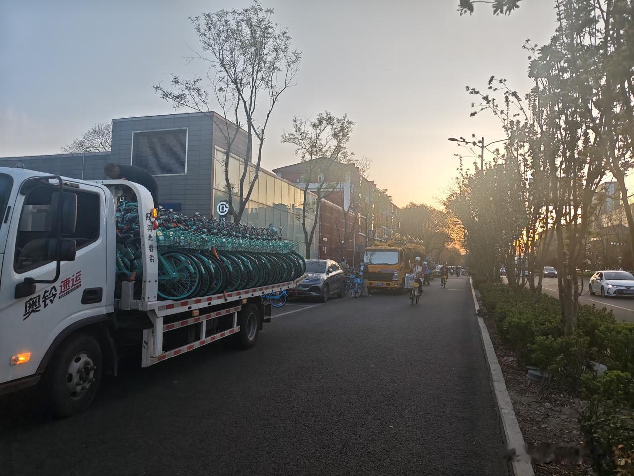 下班地铁口，遇见了共享单车调度车。美团，哈罗，青桔三家都在同一个时间出现。调度员