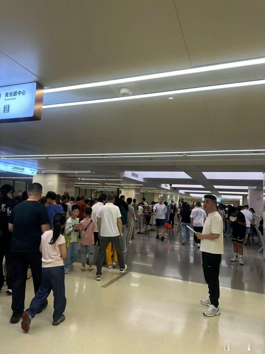 “这个点的浙大眼科医院，全是人。” 