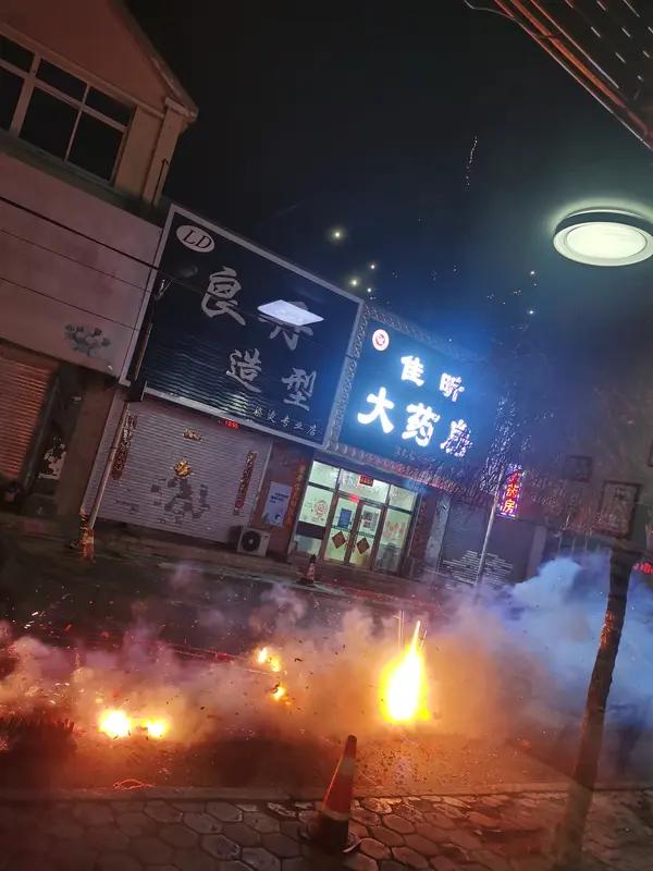 那个卖烟花的老板，估计怎么也没想到。

大年初二，店里突然就炸了。火一下子窜起来