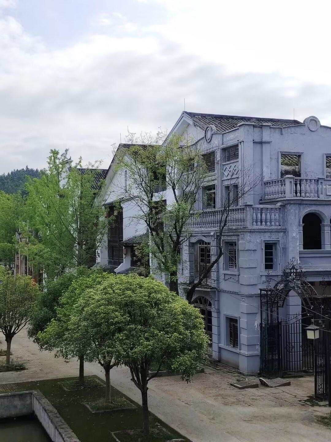 我认为喜欢，‌我爱夏天通常是因为能吃冷饮，还可以去游泳，还有快乐的旅游假‌ 。