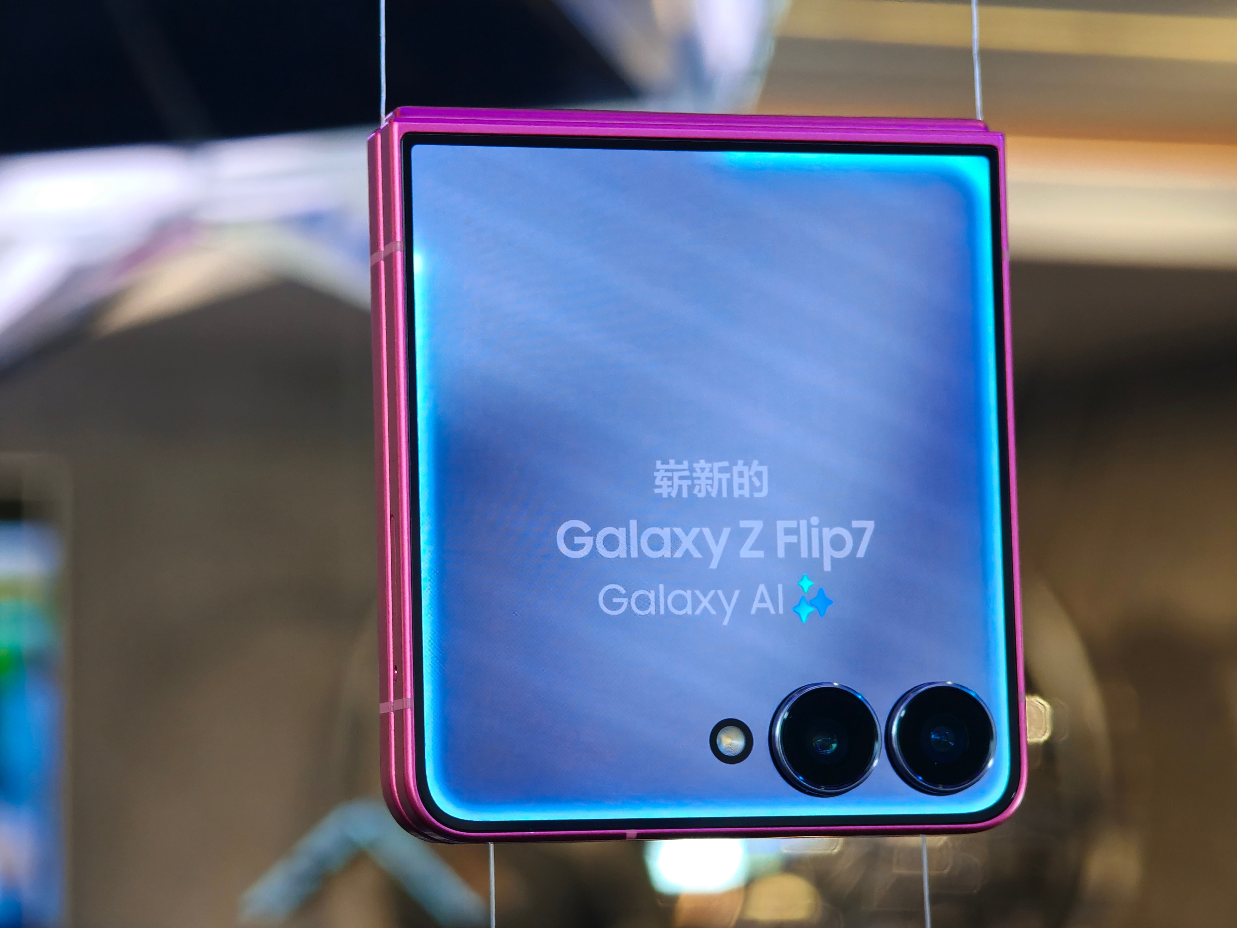 这一代Z Fold7有了大变化，机身来了个大瘦身，打开后只有4.2毫米，折叠后也