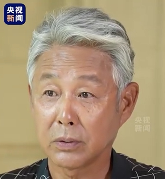 #陈道明头发全白了# 7月12日，央视播出知名演员陈道明近期采访，从画面可以看出