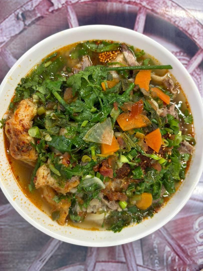 蓝墙面肺子大份加羊头肉。 ​​​
