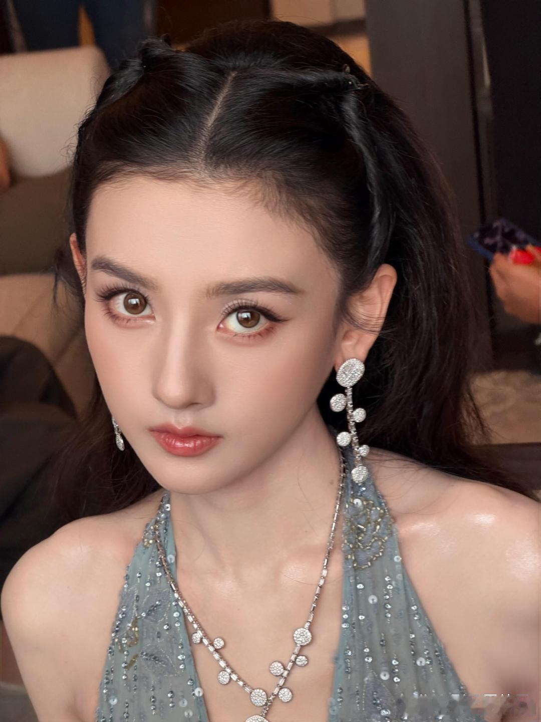 宋祖儿直接用真名自我介绍昨天腾讯年度发布会，宋祖儿宣传《表妹万福》开口就说“大家