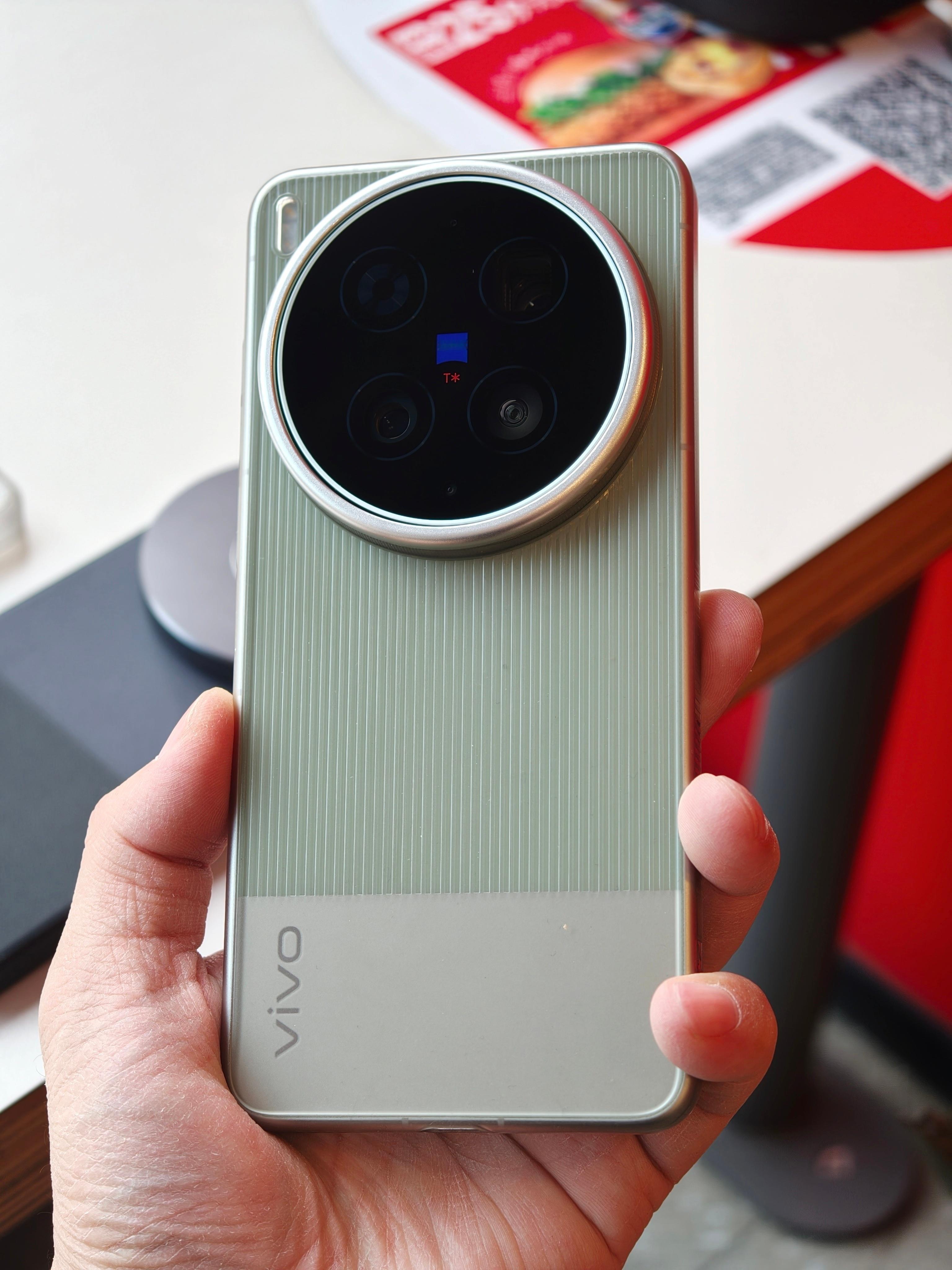 有一说一，蓝厂手机壳是真的少。vivo X300 Ultra发布都一周了，能买的