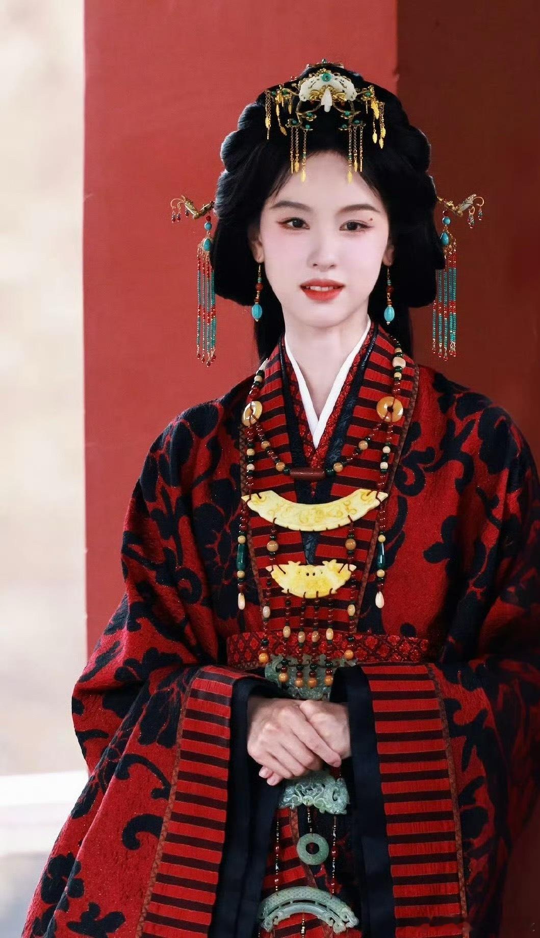 翘楚女主的发型设计就是在陈都灵的头顶建房子，越建越高，还是最不好看的三角形建筑。