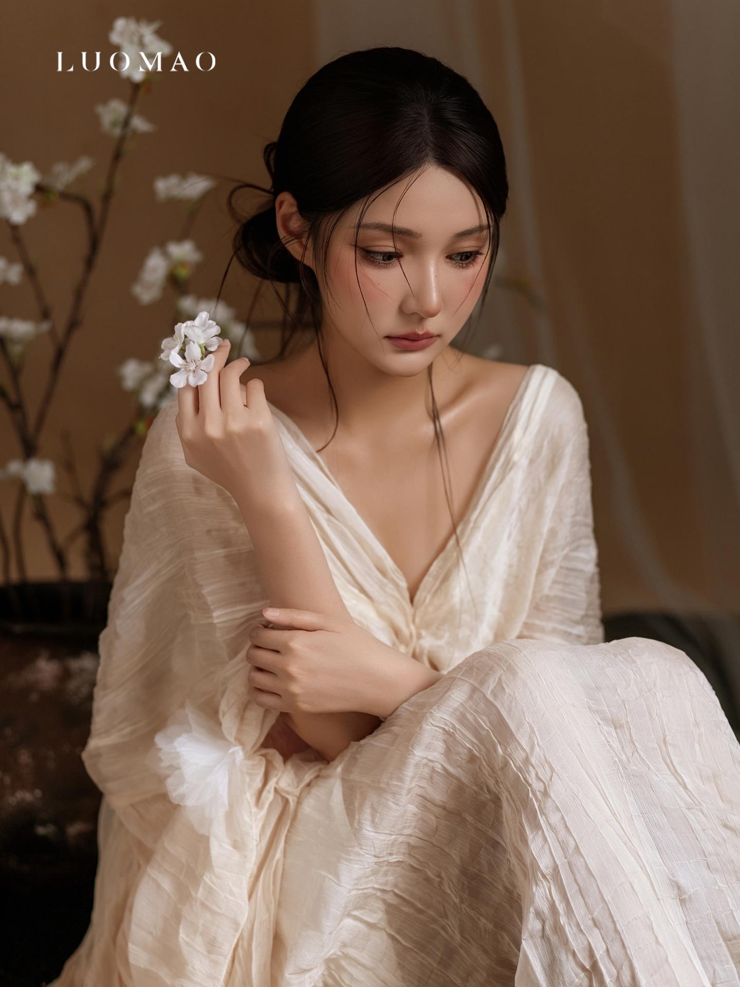 柔纱白梅写真🌿原片直出的松弛感美到犯规。垂坠纱裙裹着暖调柔光 白梅枝...