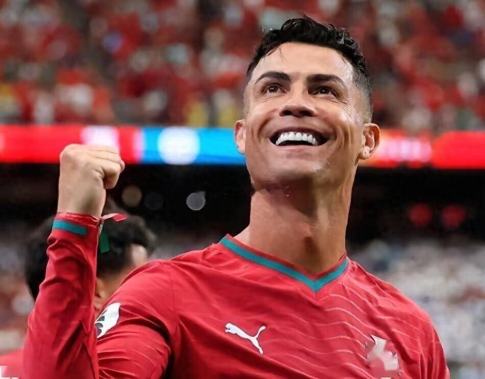 C罗史上首位全网粉丝破10亿明星⚽️41岁，973球，10亿粉丝…他今天又封神了