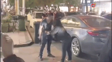 第一个冲上去的外卖小哥是勇士！
马路上一对男女发生争吵，男的手上握着一把斧子，女