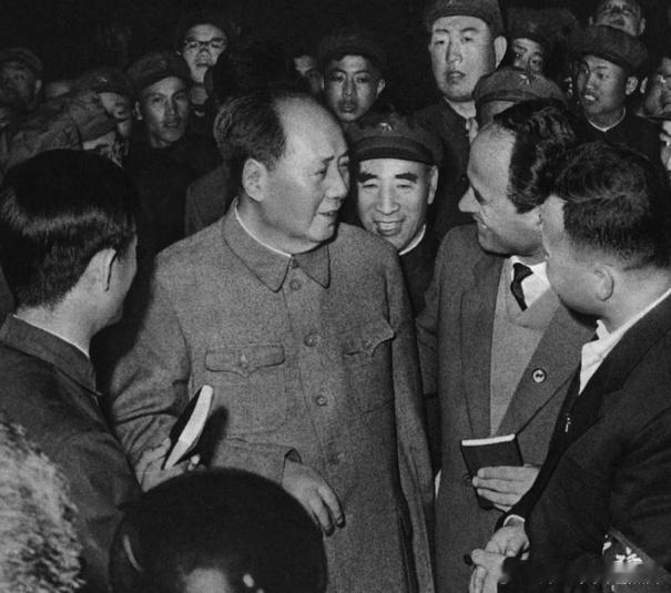 1967年5月1日，毛主席在天安门城楼与阿尔巴尼亚客人亲切交谈。 