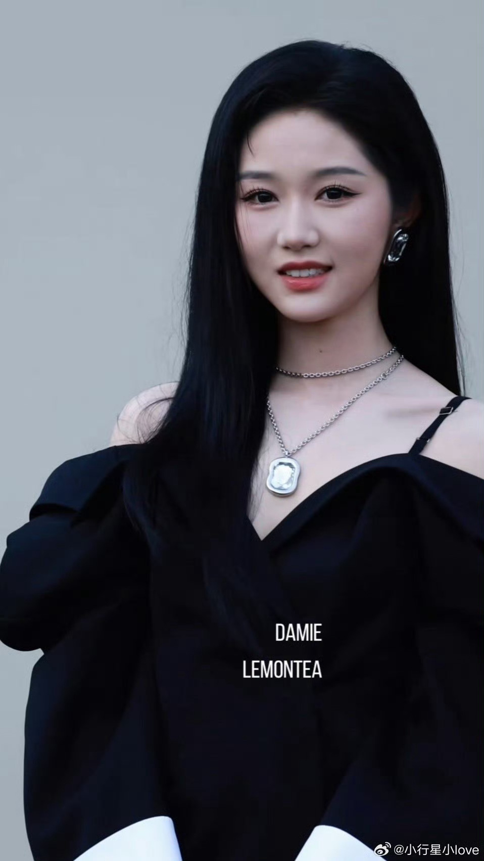 所有的讨论都抵不过她的一次惊艳亮相。岳雨婷在纪梵希秀场证明：实力和美貌，才是最好