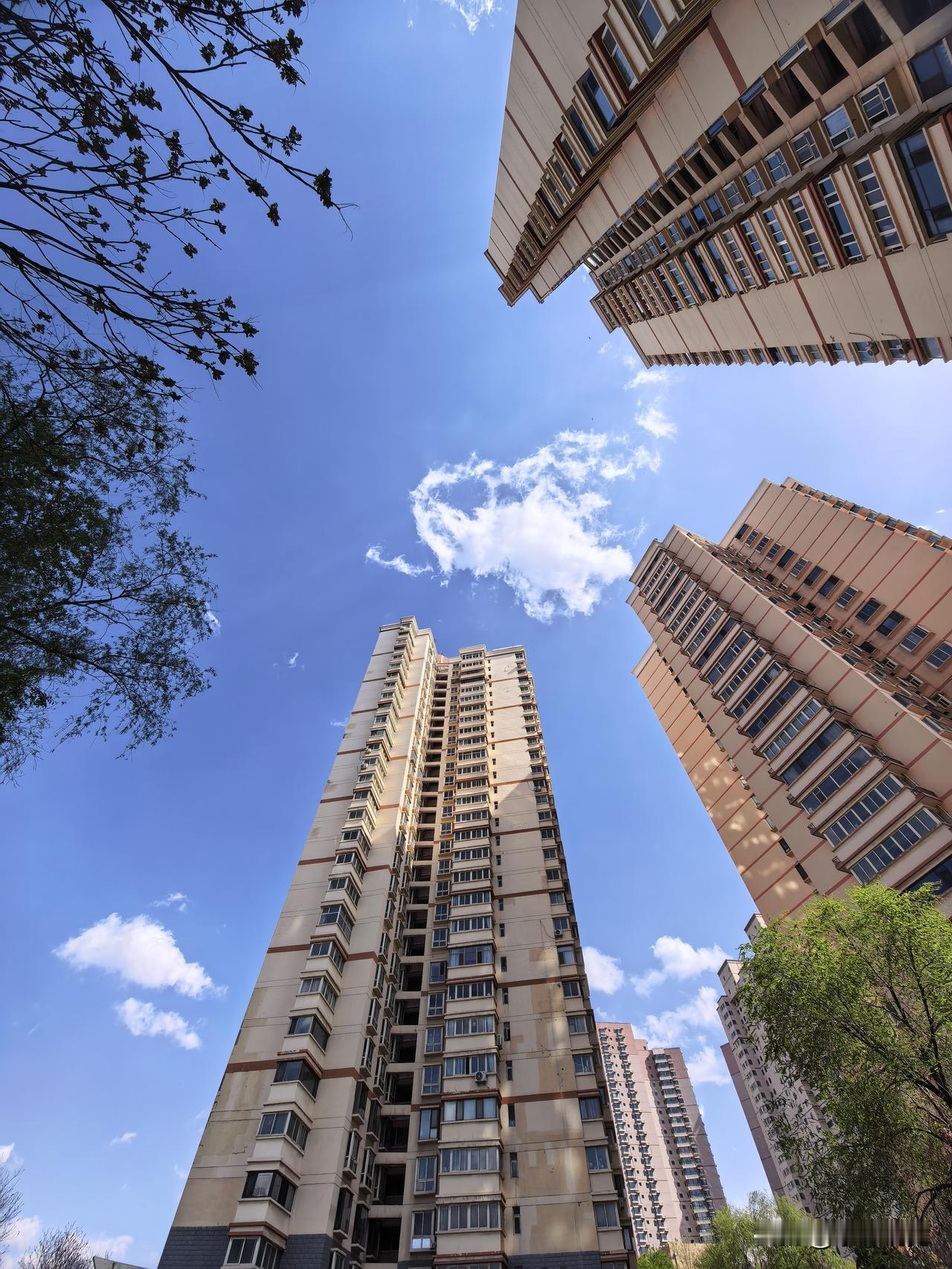 分享一下你拍的云的照片小区的天空