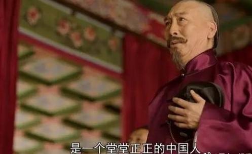 一次，辜鸿铭参加宴会，一位美国女人一脸鄙夷地看着辜鸿铭，上菜时，她故意用嘲讽的语