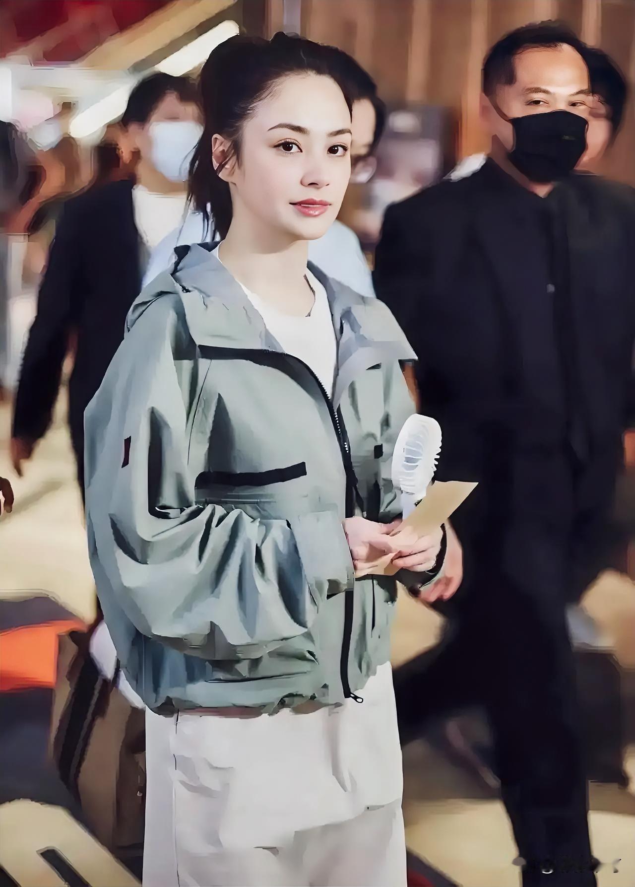 久未露面的阿娇一出现
就给人眼前一亮的感觉
不是因为她穿着多豪华，相反是低调的让