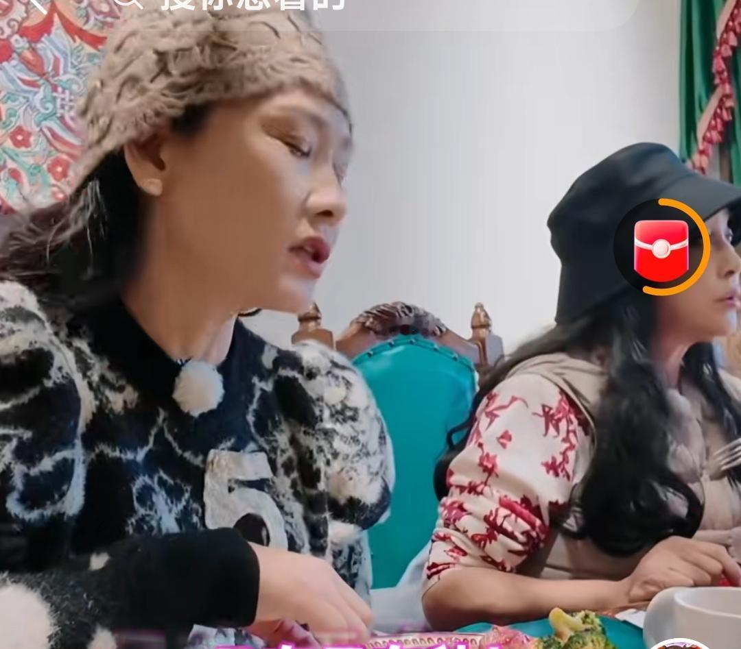 《一路繁花2》中，何赛飞可谓是把路人缘败了个精光。
说她是直性子，实则就是没文化