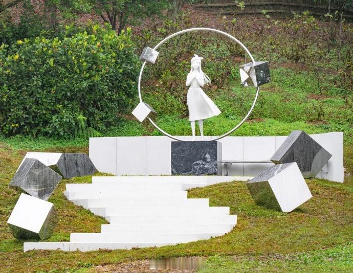 具俊晔为大S制作的雕像跟本人真的一点都不像，可能这就是大S在他心中大S[超话]存