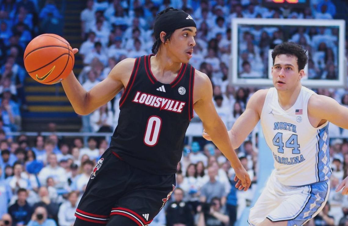 全美第18号种子北卡罗来纳大学坐镇主场以77比74险胜了全美第24号种子路易维尔