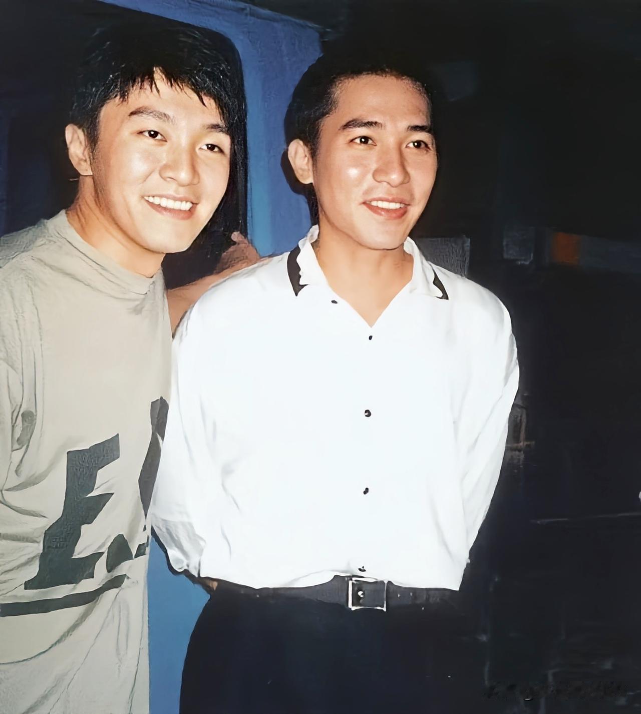 原来周星驰和梁朝伟是发小，两人认识快50年了，当年他俩都想考TvB艺员训练班，曾