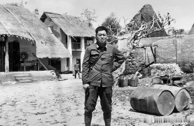 1979年对越自卫反击战，两名团机关干部带14人擅离部队，23岁代理排长闵中友挺