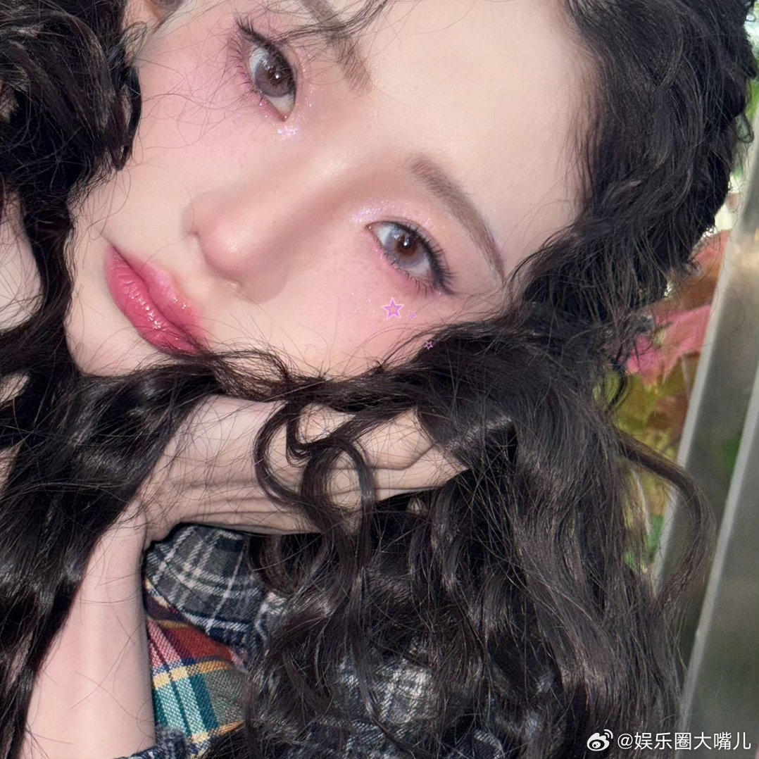 张艺凡这张脸就没有废片 张艺凡这次确实让人服气，羊毛卷造型每一帧都经得起暂停。九