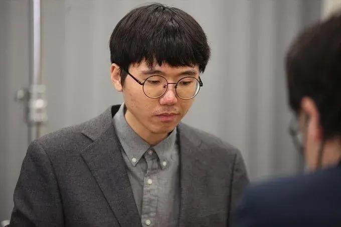 韩国棋院变更「提子保管规定」，取消「累计犯规将直接判负」
规则仍然不合理。罚2目