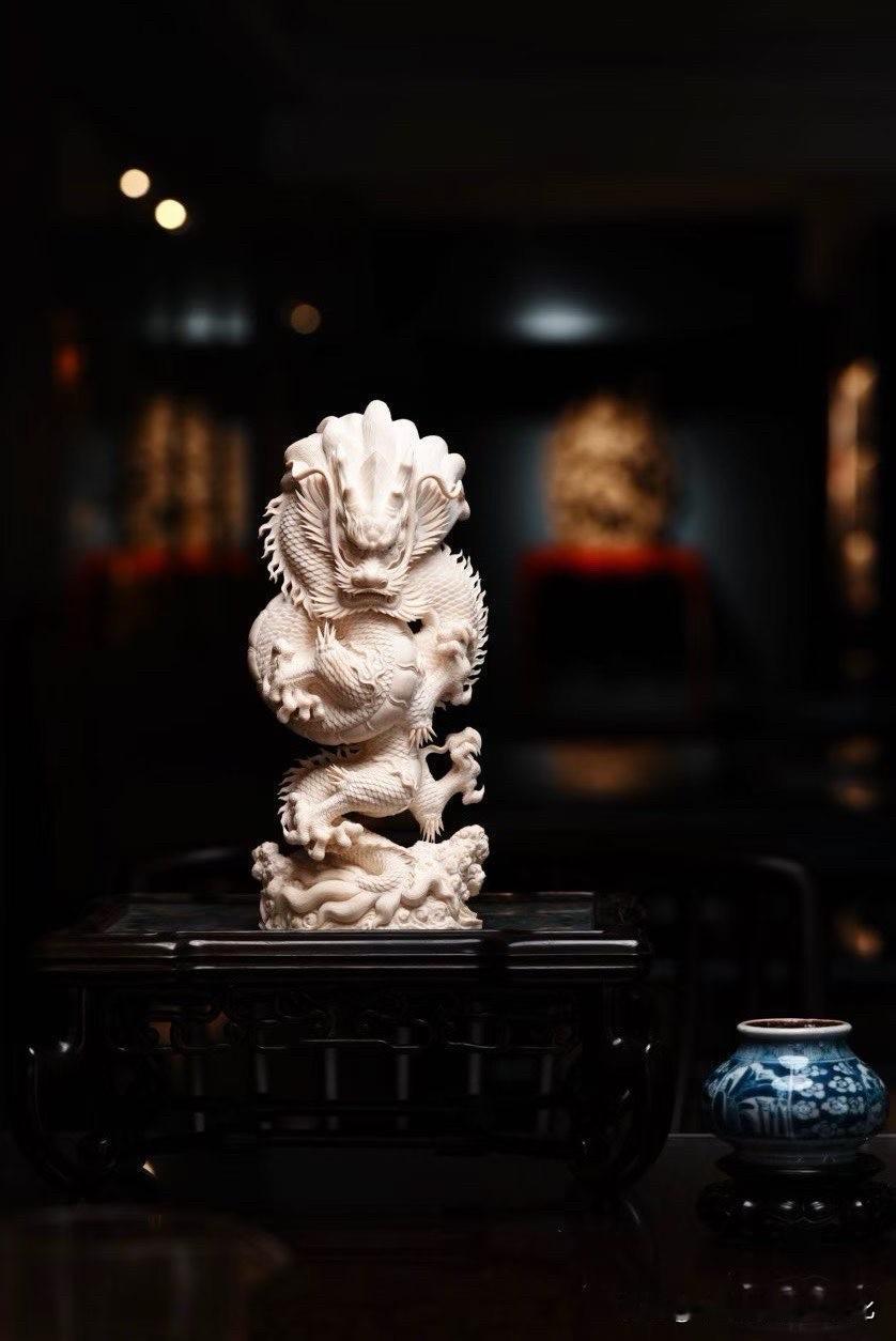 龙腾而上，气势尽显。

猛犸精雕龙腾盛世，龙身呈凌厉S形向上腾跃，五爪张弛有力，