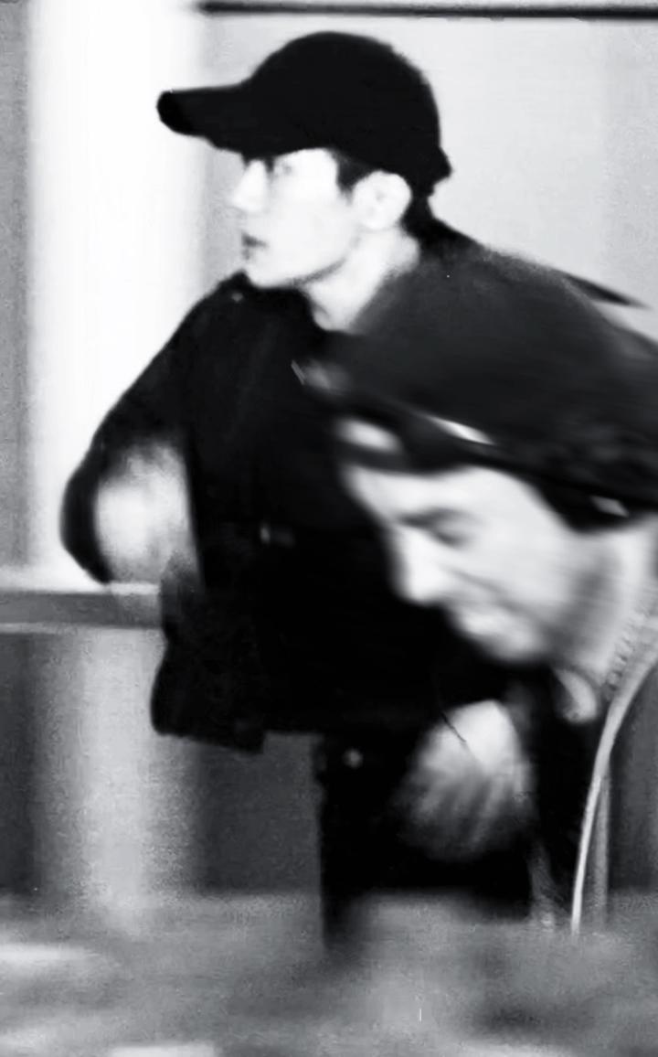 易烊千玺执行任务背影 看易烊千玺执行任务的背影，能感受到角色的隐忍与担当，每一步