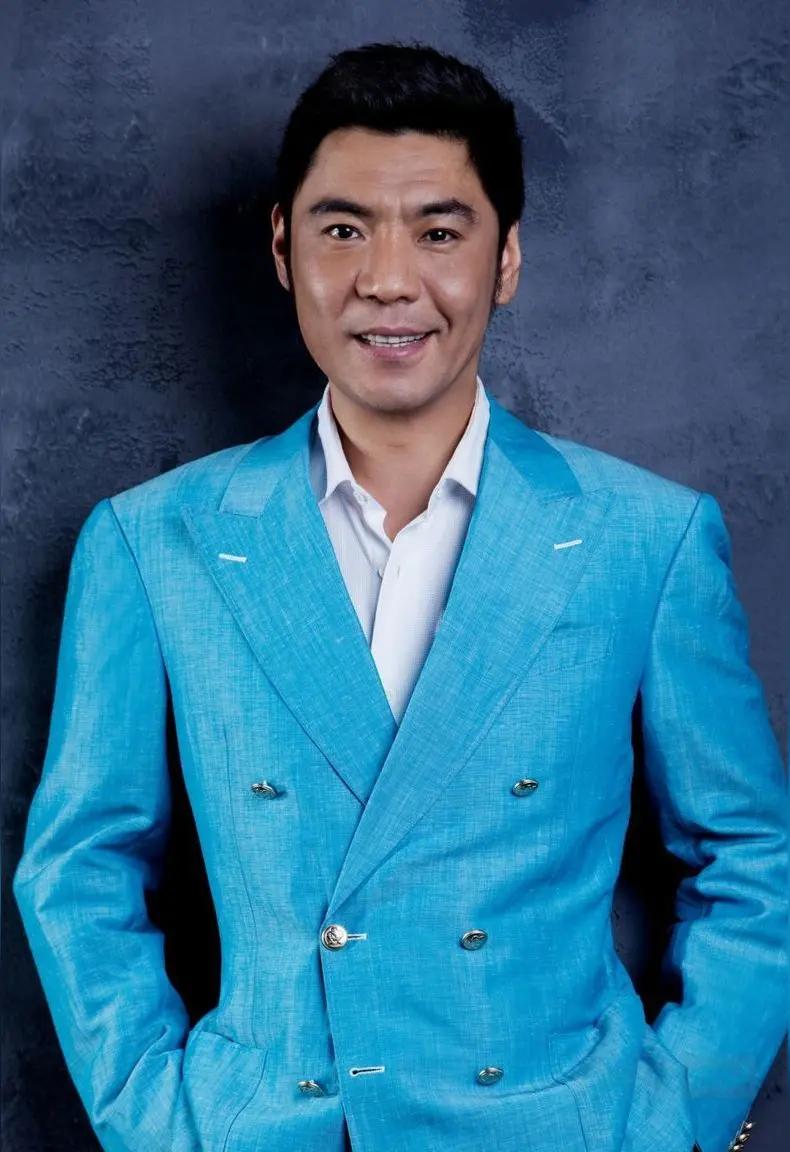 屠洪刚的歌曲都很经典，本人最喜欢的是《霸王别姬》和《精忠报国》这两首歌
屠洪刚自