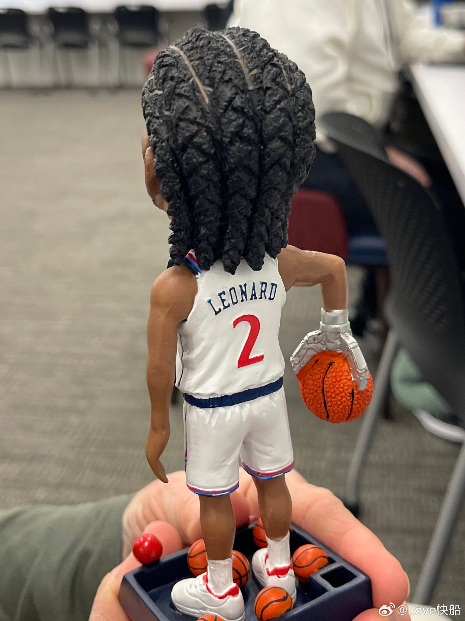 小卡目前22分，他已经连续44场至少20分，追平鲍勃·麦卡杜￼，并列快船队史第一