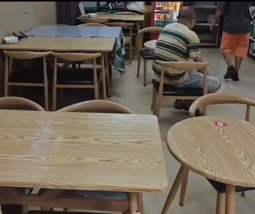 高温天外卖员到店取餐，店家抬手示意其去门外等候，禁止他在店内吹空调休息。外卖员倍