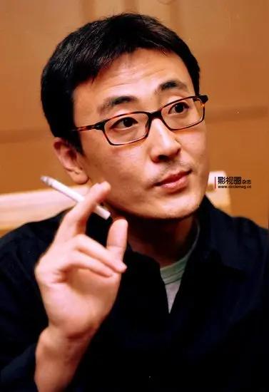主持人窦文涛说，我的第一份工作，在广东电台上班，晚上干到半夜，有个年轻的男播音员